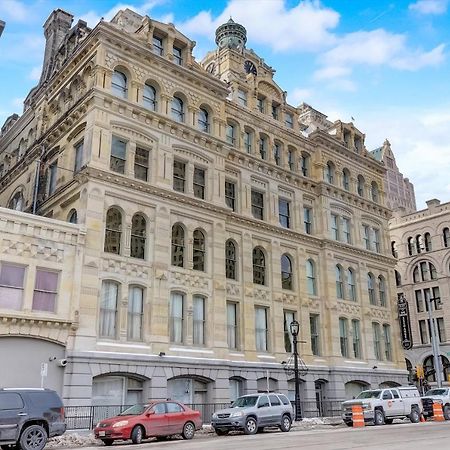 Frontdesk Mackie Flats 3Rd Ward Downtown Milwaukee Exterior photo